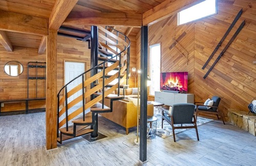 Northface Ski Chalet | Base Camp - 175 Slopeside RoadBase Camp - Walk-to-Slope at Timberline Mountain, Dog Friendly, Air Conditioning