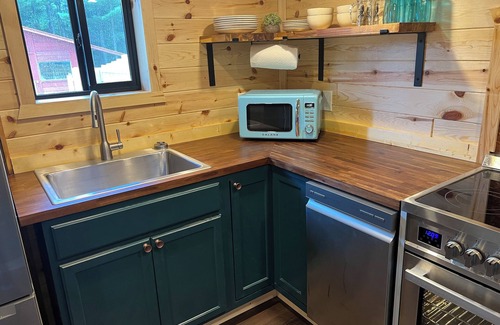 St. Helen Cabin | Base Camp - Cozy 2-bed with ORV trail access. Fully fenced-in and dog-friendly