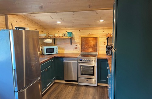 St. Helen Cabin | Base Camp - Cozy 2-bed with ORV trail access. Fully fenced-in and dog-friendly