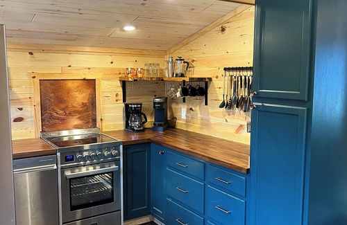 St. Helen Cabin | Base Camp - Cozy 2-bed with ORV trail access. Fully fenced-in and dog-friendly