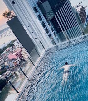 Pattaya Bay Apartment | BASE Central PATTAYA Long Balcony King-Bed with Infinity Pool & Free Netflix!