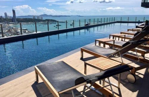 Pattaya Bay Apartment | BASE Central PATTAYA Long Balcony King-Bed with Infinity Pool & Free Netflix!