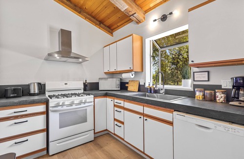 Mount Shasta Cabin | Basecamp Lodge - Cabin 2