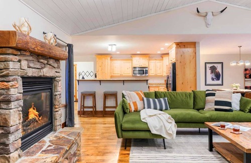 Victor House | Basecamp Stays: Stylish Mtn Home, Fireplace, Views