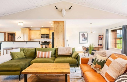 Victor House | Basecamp Stays: Stylish Mtn Home, Fireplace, Views