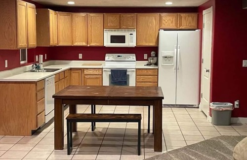 Pleasant Grove House | Basement Home with Private Pool and Hot Tub