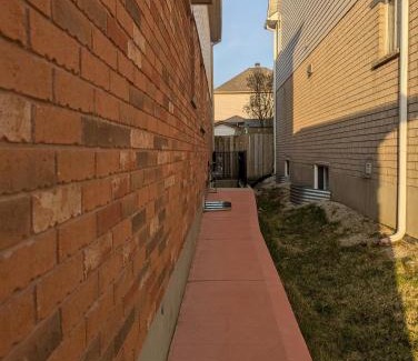 Grand River South House | Basement two Queen beds and one single with two full washrooms by YKF airport