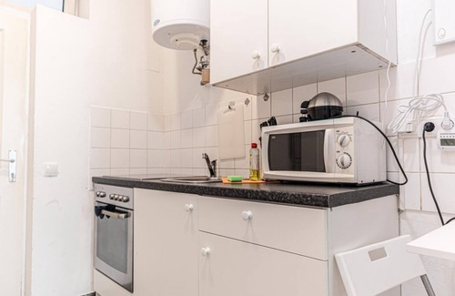 Meidling Apartment | Basic 1BR Apartment Well Connected & Central