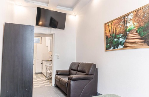 Meidling Apartment | Basic 1BR Apartment Well Connected & Central