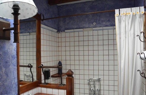 Olmedo Hotel | Basic Triple Room: Private entrance and porch
