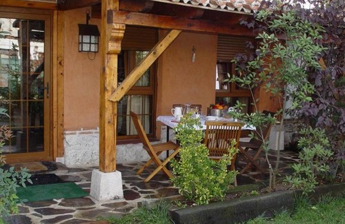 Olmedo Hotel | Basic Triple Room: Private entrance and porch
