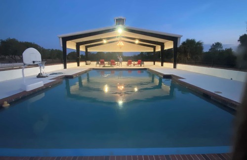 Hondo House | Basque in this 6 bedroom, 5.5 spacious home. Perfect space for entertaining!
