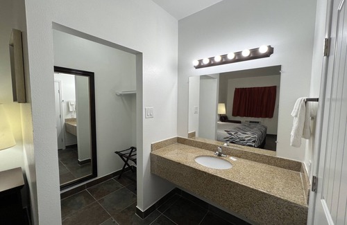 Three Rivers Hotel | Bass Inn - Choke Canyon National Park