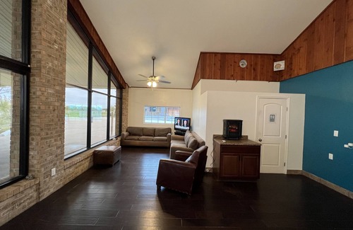 Three Rivers Hotel | Bass Inn - Choke Canyon National Park
