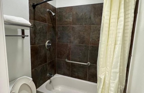 Three Rivers Hotel | Bass Inn - Choke Canyon National Park
