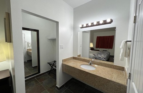 Three Rivers Hotel | Bass Inn - Choke Canyon National Park