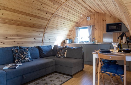 Dunbar Cabin | Bass Rock Pod - Luxury King Size Bed - Sea View