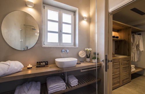 Omales Hotel | Bassa Maina Villas & Suites