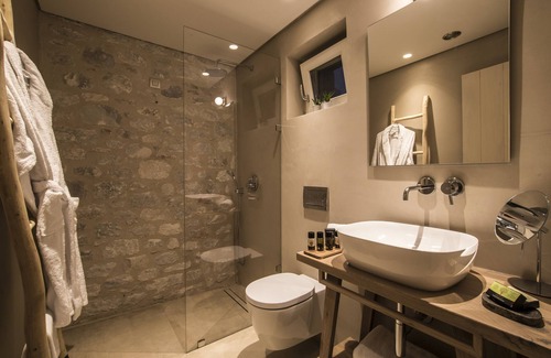 Omales Hotel | Bassa Maina Villas & Suites