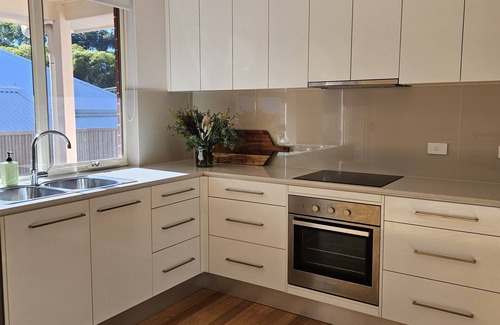 Willunga House | Bassett House Willunga - An entire spacious home on a tree lined street.