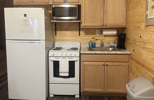 Stevenson Cabin | Bassmasters - Cozy 1-bedroom cabin with WiFi, AC in fabulous Stevenson