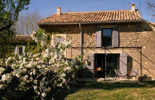 Apt House | Bastide de la Mandarine du 18 ° s Red Ocher Natural in the Heart of the Luberon