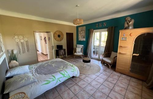 Greoux-les-Bains Bed & Breakfast | Bastide du Bonheur Saint Donat