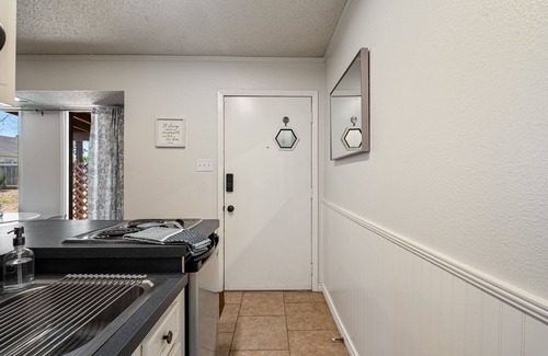 Bastrop Apartment | Bastrop Bungalow Bright Cozy Rental with Strong Wifi