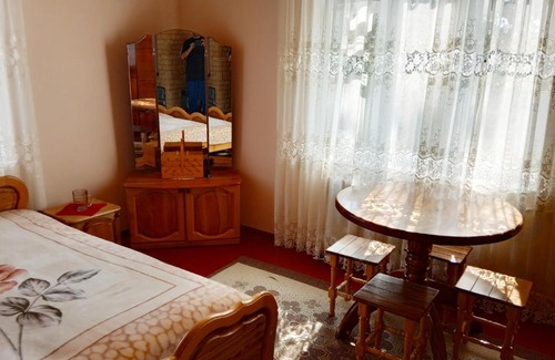 Vyzhnytsya House | Bat'kivska Hata