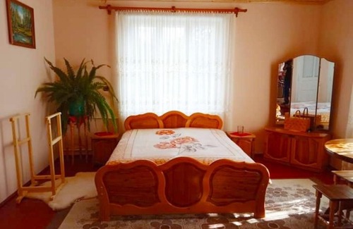 Vyzhnytsya House | Bat'kivska Hata