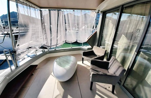 Bassins a Flot House | Bateau le New York, un logement sur le port de Bordeaux