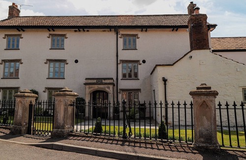 Aller Cottage | BATH HOUSE, pet friendly, character holiday cottage in Langport