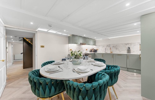 Upper Town Apartment | Baths Ultimate House Sleeps 40