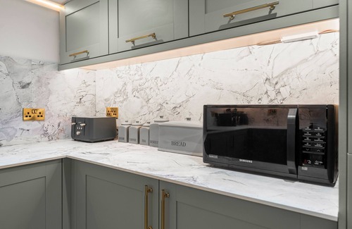 Upper Town Apartment | Baths Ultimate House Sleeps 40
