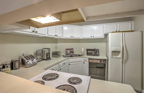 Westminster House | Baton Rouge Townhome w/Pool Access - 7 Mi to LSU!