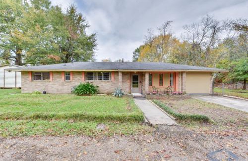 Scotlandville House | Baton Rouge Vacation Rental with Yard 10 Mi to LSU!