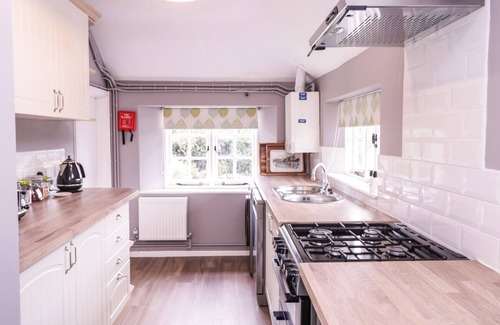 Maidstone Cottage | BATTEL HALL COTTAGE, pet friendly, with open fire in Harrietsham