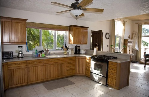Peterborg House | BATTMAN'S BEACH HOUSE.nWalk to the Beach, See the Views and The Reviews!