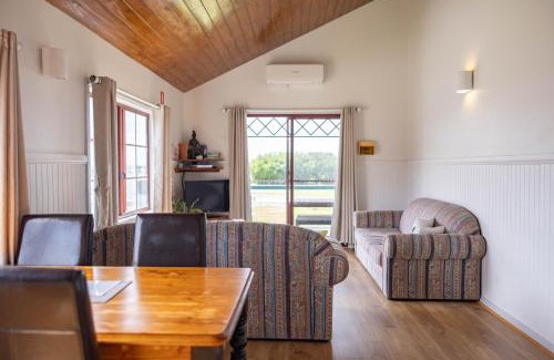 Naracoopa Hotel | Baudins Accommodation