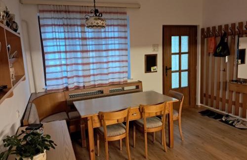 Großkadolz Apartment | Bauernhaus mit großem Innenhof und Garten - ideal für große Gruppen