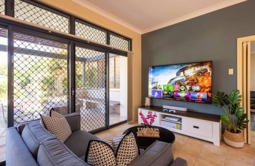 Carindale House | Bauhaus Design 5 Bedrooms Home at Carindale