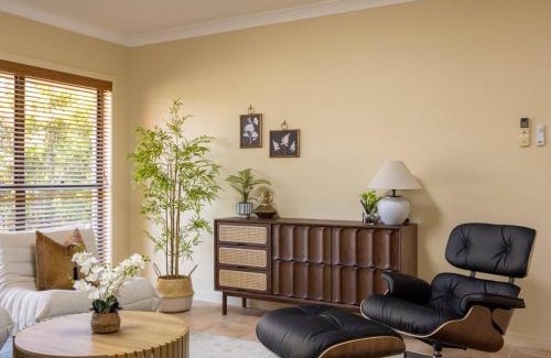Carindale House | Bauhaus Design 5 Bedrooms Home at Carindale