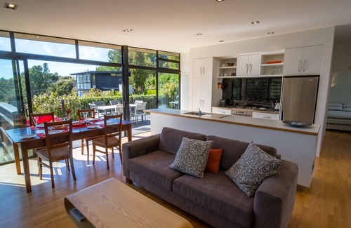Ngaio Bay Cottage | Bauhaus - Kaiteriteri Holiday Home