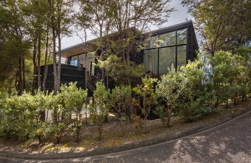 Ngaio Bay Cottage | Bauhaus - Kaiteriteri Holiday Home