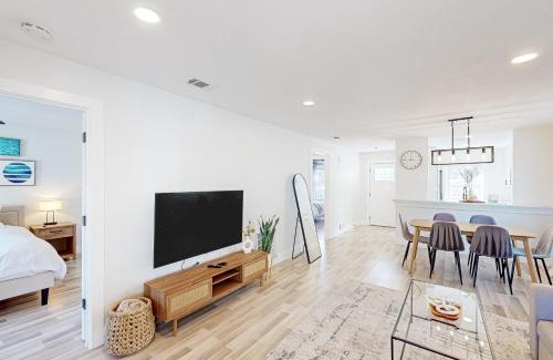 Bay Acres House | Bay Acres Bungalow - B