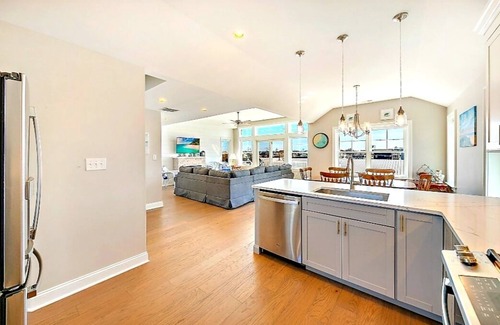Beach Haven Crest House | Bay and Beach Views, Sunsets Galore! Elevator, Heated Saltwater Pooln