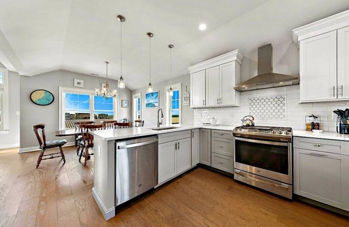 Beach Haven Crest House | Bay and Beach Views, Sunsets Galore! Elevator, Heated Saltwater Pooln