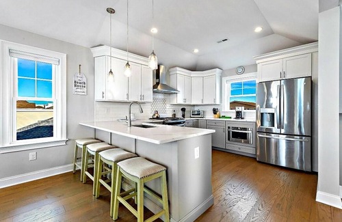 Beach Haven Crest House | Bay and Beach Views, Sunsets Galore! Elevator, Heated Saltwater Pooln