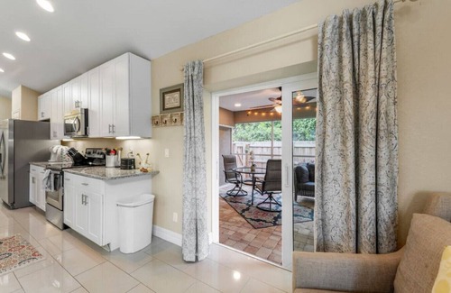 Vamo House | Bay Area Oasis: Luxury Retreat near Siesta Key Beach