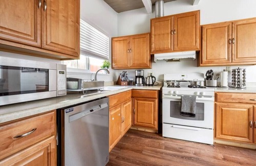 Tennyson - Alquire House | Bay Area Pool Table BBQ Cal U BART Gateway to SFO.